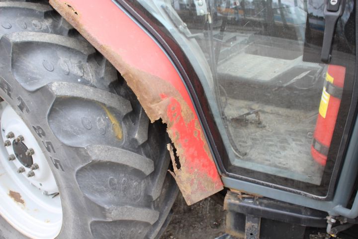 565653-23 Traktor Massey Ferguson 4225 -1997 med frontlastare, vikplog, sandspridare