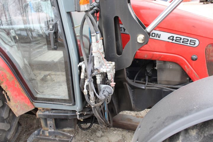 565653-24 Traktor Massey Ferguson 4225 -1997 med frontlastare, vikplog, sandspridare