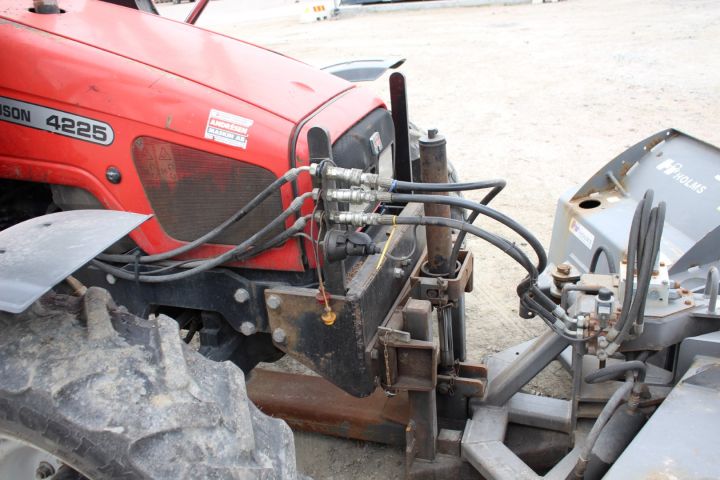 565653-25 Traktor Massey Ferguson 4225 -1997 med frontlastare, vikplog, sandspridare