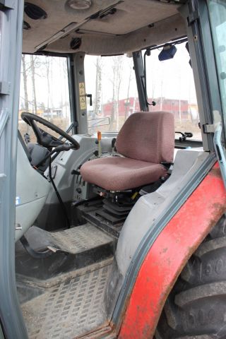 565653-26 Traktor Massey Ferguson 4225 -1997 med frontlastare, vikplog, sandspridare
