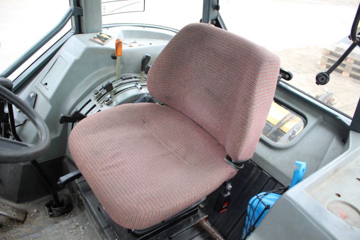 565653-27 Traktor Massey Ferguson 4225 -1997 med frontlastare, vikplog, sandspridare