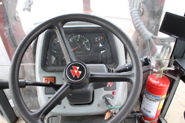 565653-28 Traktor Massey Ferguson 4225 -1997 med frontlastare, vikplog, sandspridare