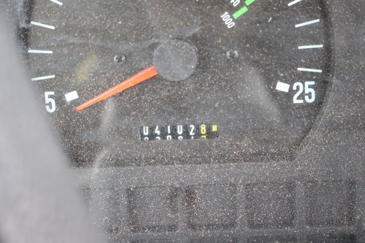 565653-29 Traktor Massey Ferguson 4225 -1997 med frontlastare, vikplog, sandspridare