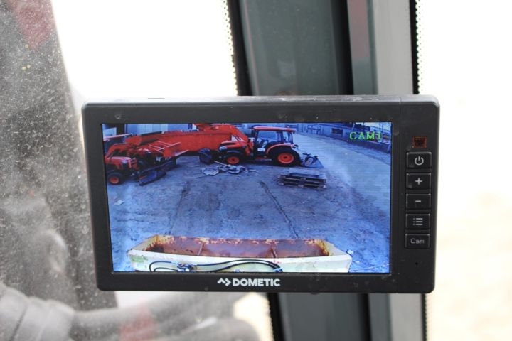 565653-30 Traktor Massey Ferguson 4225 -1997 med frontlastare, vikplog, sandspridare