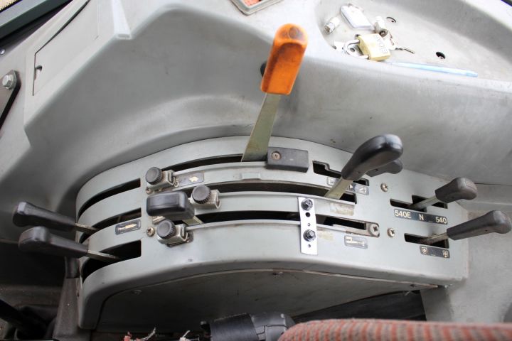 565653-31 Traktor Massey Ferguson 4225 -1997 med frontlastare, vikplog, sandspridare