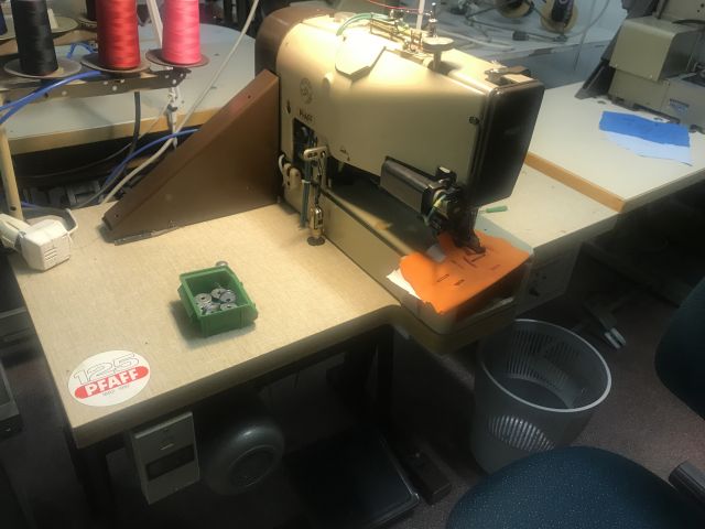 567852-2 Pfaff 901-3915-300/002 button hole machine