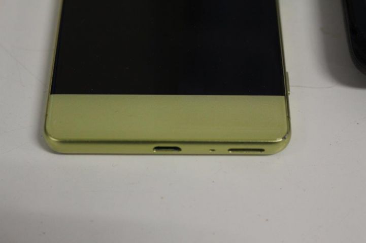 437377-3 2 mobile phones Sony Xperia