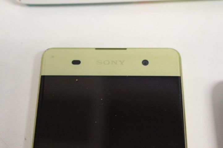 437377-4 2 mobile phones Sony Xperia