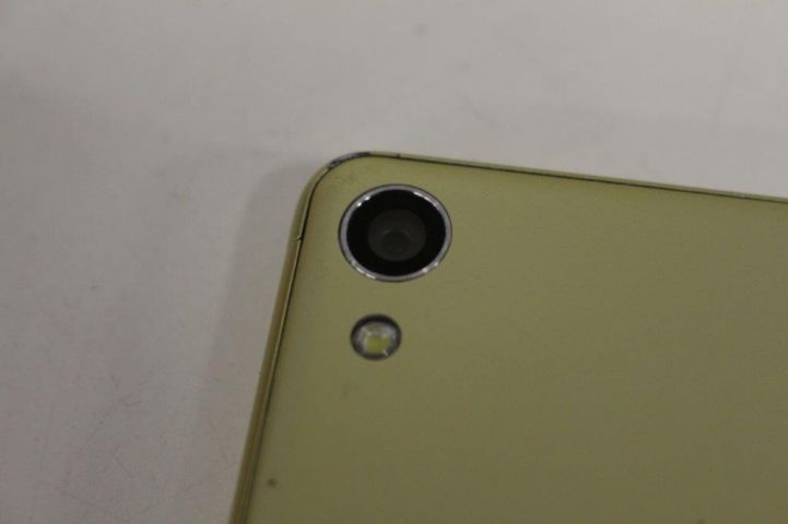 437377-6 2 mobile phones Sony Xperia