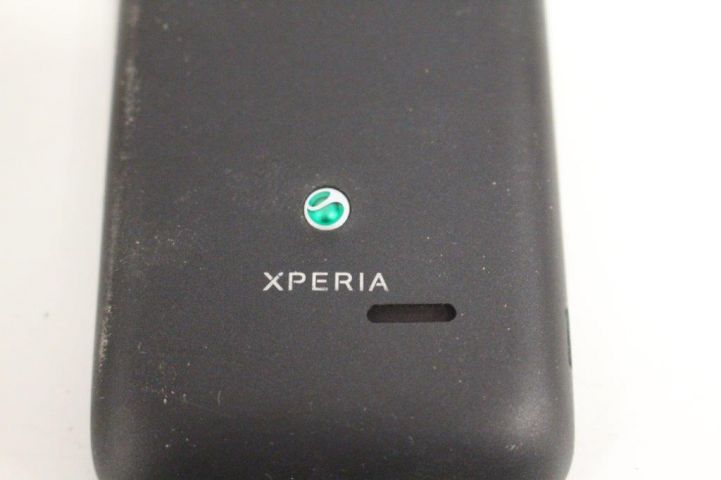 437377-8 2 mobile phones Sony Xperia