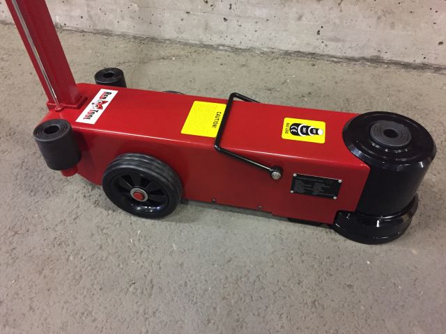 569324-1 Red Tool - Pneumatic Jack 50 Ton & 2 pcs Jack stands 15 Ton - New