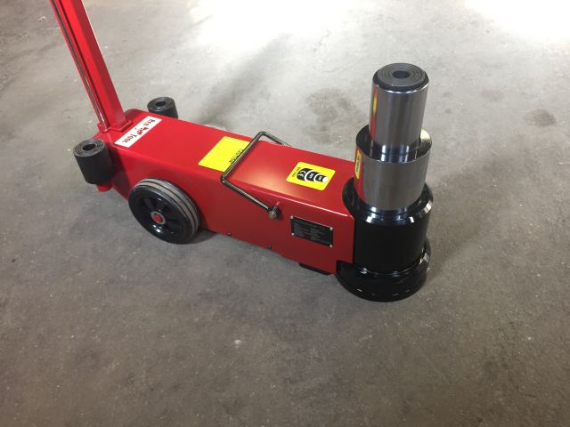 569324-2 Red Tool - Pneumatic Jack 50 Ton & 2 pcs Jack stands 15 Ton - New