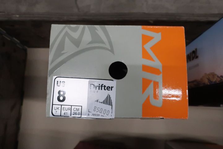 568816-2 Range of outdoor shoes (Meindl, Mad Rock and others)