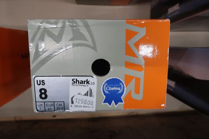 568816-9 Range of outdoor shoes (Meindl, Mad Rock and others)