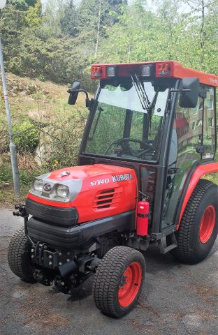 574802-1 Compact tractor Kubota STV 40 -10 (incl folding plow, sand spreader & tilt trailer)