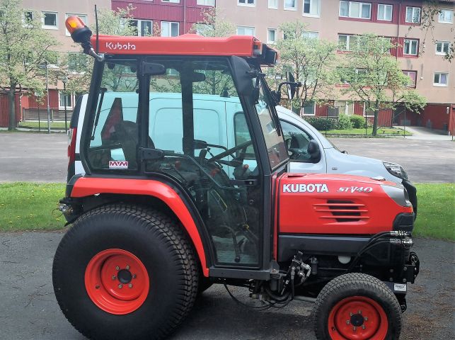 574802-3 Compact tractor Kubota STV 40 -10 (incl folding plow, sand spreader & tilt trailer)