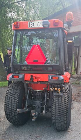 574802-4 Compact tractor Kubota STV 40 -10 (incl folding plow, sand spreader & tilt trailer)