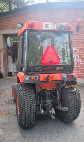 574802-5 Compact tractor Kubota STV 40 -10 (incl folding plow, sand spreader & tilt trailer)