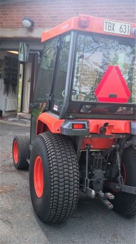 574802-6 Compact tractor Kubota STV 40 -10 (incl folding plow, sand spreader & tilt trailer)