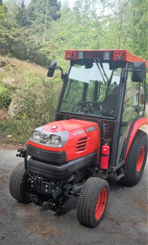 574802-8 Compact tractor Kubota STV 40 -10 (incl folding plow, sand spreader & tilt trailer)