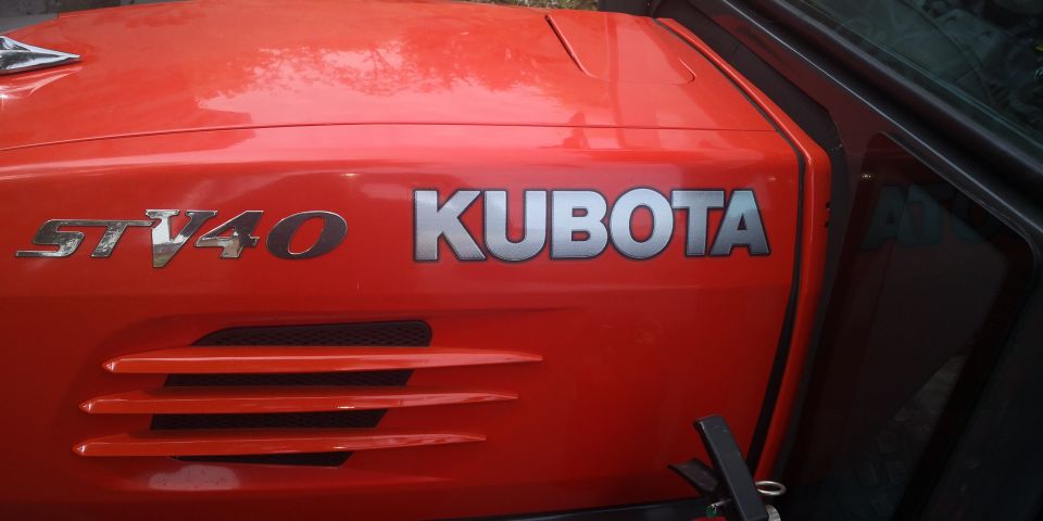 574802-9 Compact tractor Kubota STV 40 -10 (incl folding plow, sand spreader & tilt trailer)