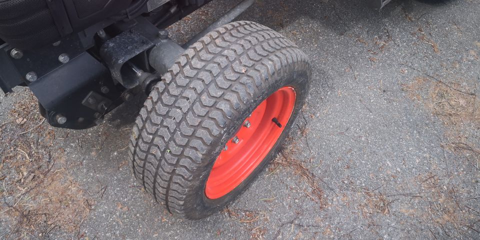 574802-10 Compact tractor Kubota STV 40 -10 (incl folding plow, sand spreader & tilt trailer)