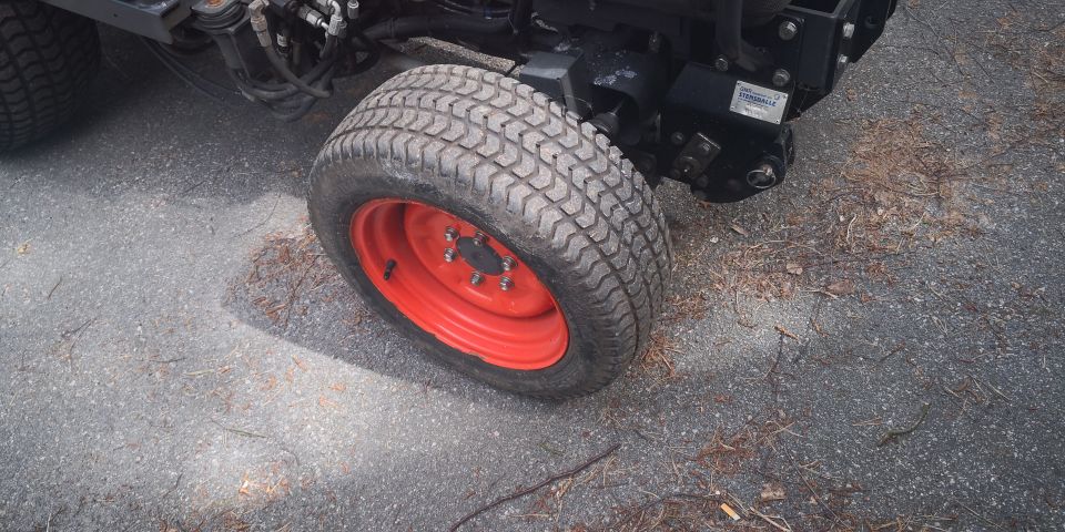 574802-12 Compact tractor Kubota STV 40 -10 (incl folding plow, sand spreader & tilt trailer)