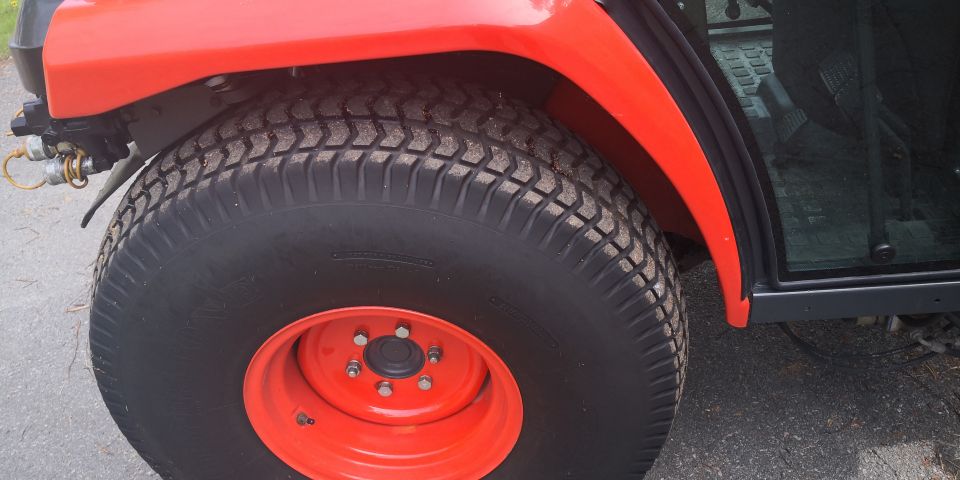 574802-13 Compact tractor Kubota STV 40 -10 (incl folding plow, sand spreader & tilt trailer)