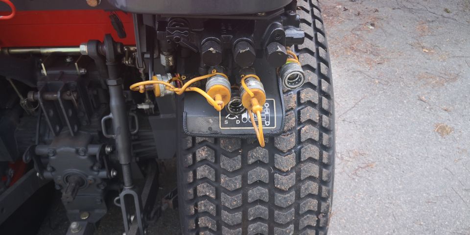 574802-15 Compact tractor Kubota STV 40 -10 (incl folding plow, sand spreader & tilt trailer)