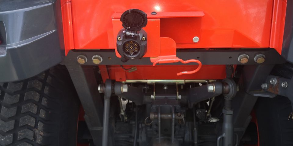 574802-16 Compact tractor Kubota STV 40 -10 (incl folding plow, sand spreader & tilt trailer)