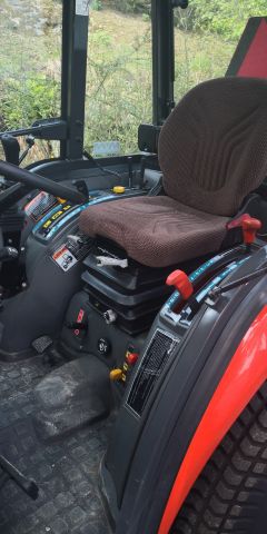 574802-17 Compact tractor Kubota STV 40 -10 (incl folding plow, sand spreader & tilt trailer)