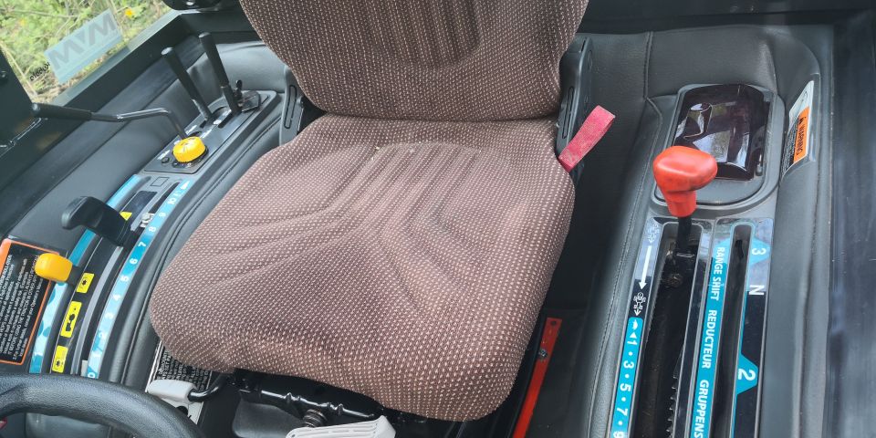 574802-18 Compact tractor Kubota STV 40 -10 (incl folding plow, sand spreader & tilt trailer)