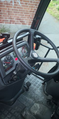 574802-19 Compact tractor Kubota STV 40 -10 (incl folding plow, sand spreader & tilt trailer)