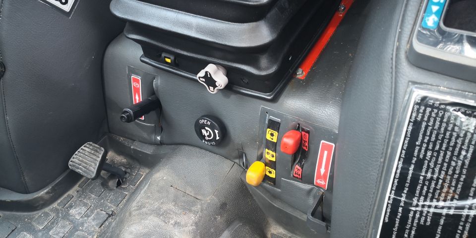 574802-21 Compact tractor Kubota STV 40 -10 (incl folding plow, sand spreader & tilt trailer)