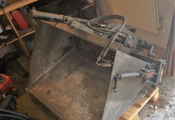 574802-28 Compact tractor Kubota STV 40 -10 (incl folding plow, sand spreader & tilt trailer)