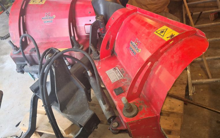 574802-32 Compact tractor Kubota STV 40 -10 (incl folding plow, sand spreader & tilt trailer)