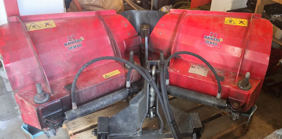 574802-33 Compact tractor Kubota STV 40 -10 (incl folding plow, sand spreader & tilt trailer)