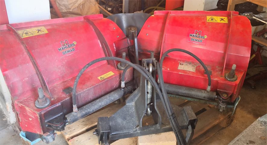 574802-35 Compact tractor Kubota STV 40 -10 (incl folding plow, sand spreader & tilt trailer)