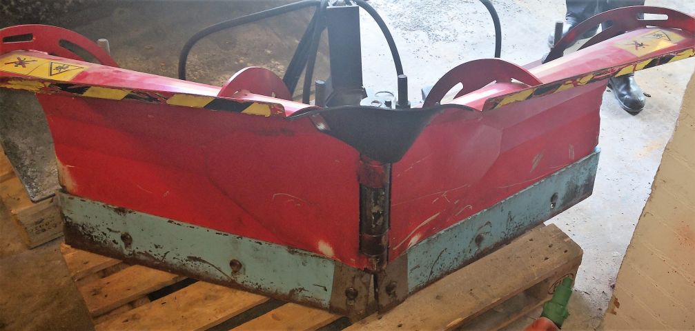 574802-37 Compact tractor Kubota STV 40 -10 (incl folding plow, sand spreader & tilt trailer)