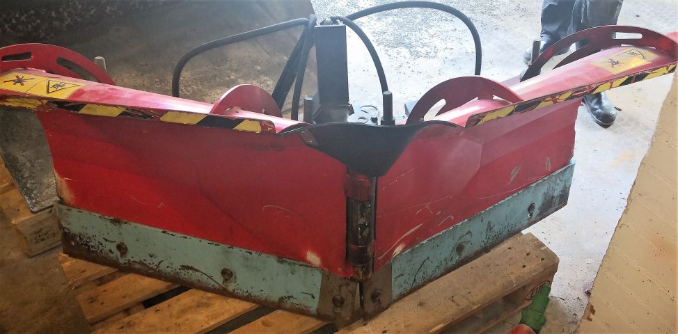 574802-38 Compact tractor Kubota STV 40 -10 (incl folding plow, sand spreader & tilt trailer)