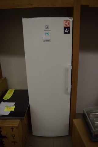 570563-1 Refrigerator Electrolux ERE3540MFW (damaged door edge) - display specimen