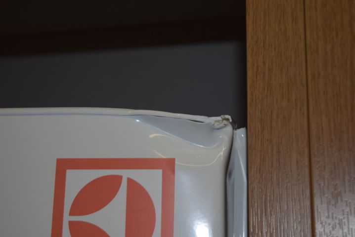570563-2 Refrigerator Electrolux ERE3540MFW (damaged door edge) - display specimen