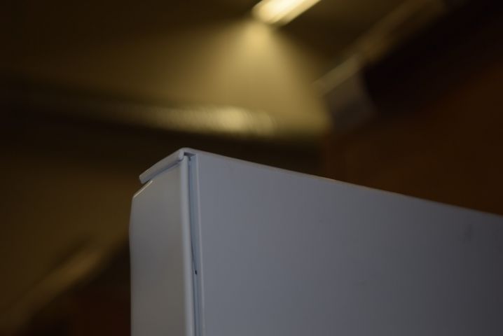 570563-4 Refrigerator Electrolux ERE3540MFW (damaged door edge) - display specimen