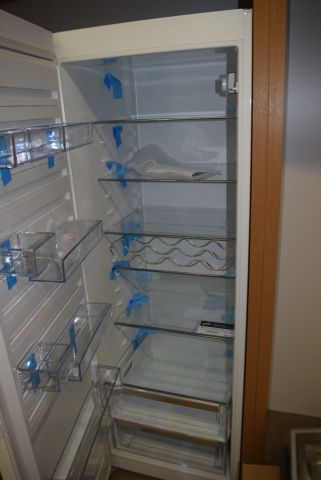 570563-5 Refrigerator Electrolux ERE3540MFW (damaged door edge) - display specimen