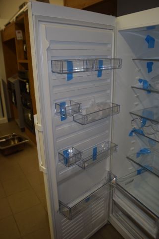 570563-6 Refrigerator Electrolux ERE3540MFW (damaged door edge) - display specimen