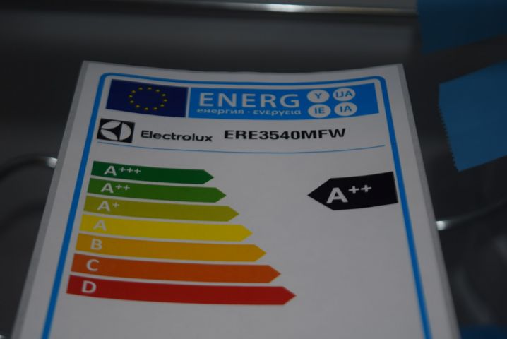 570563-7 Refrigerator Electrolux ERE3540MFW (damaged door edge) - display specimen