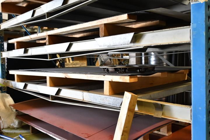 584147-3 Various new plates incl. racking