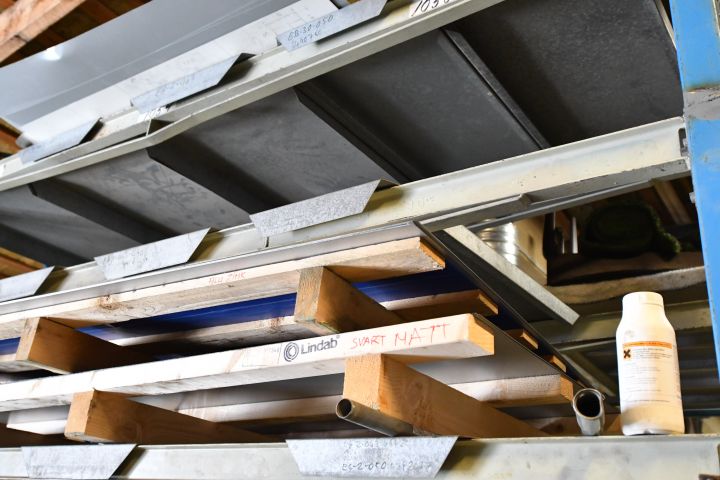 584147-5 Various new plates incl. racking