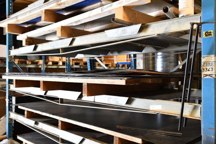 584147-4 Various new plates incl. racking