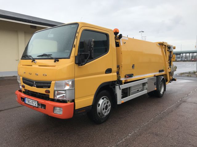 585172-1 Garbage truck Mistubishi Fuso Canter 2014 (only 2828 mil)